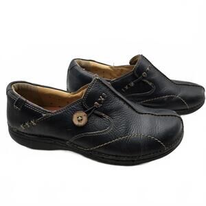Clarks Unstructured Women's Size 7.5 Navy Leather Comfort Loafer Button Detail
